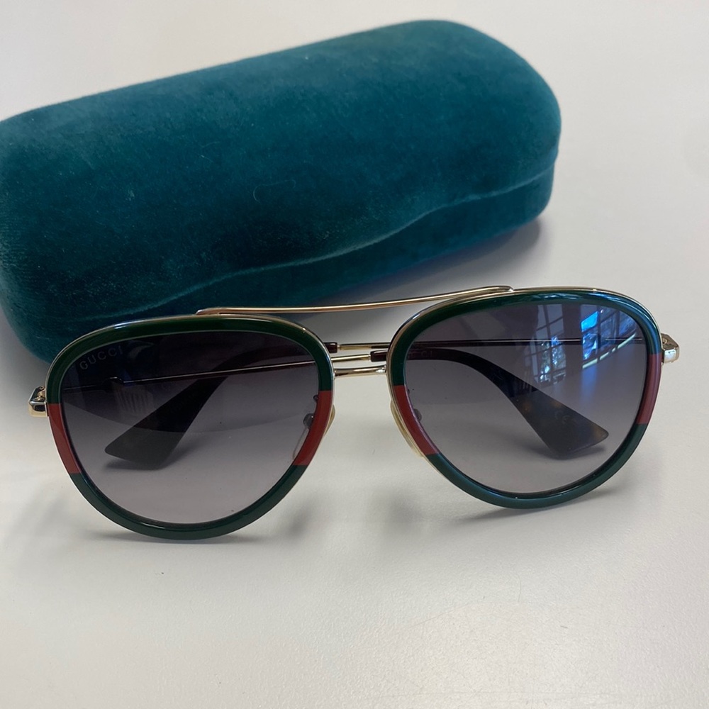 Gucci sunglasses comes with case